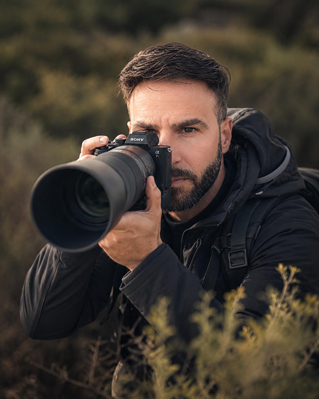 Chus Amadoz fotografiando fauna en el campo